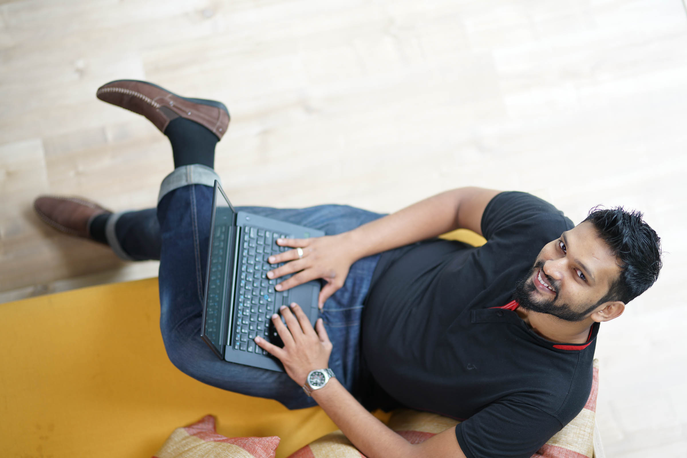 Cambio employee typing on a laptop