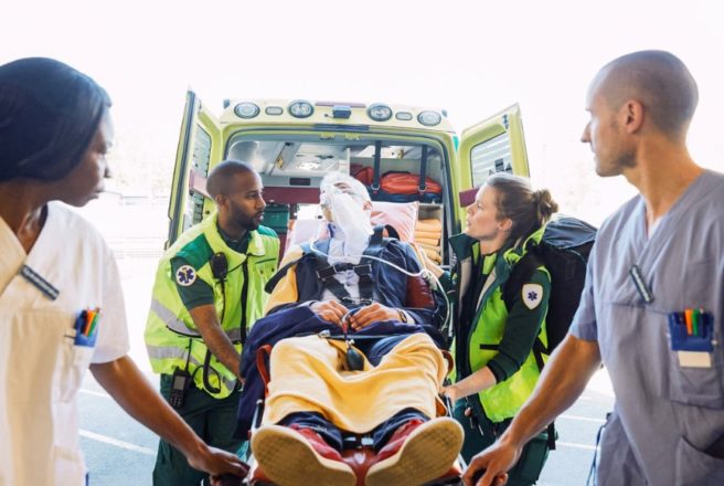 En patient på bår kommer in vid ett ambulansintag