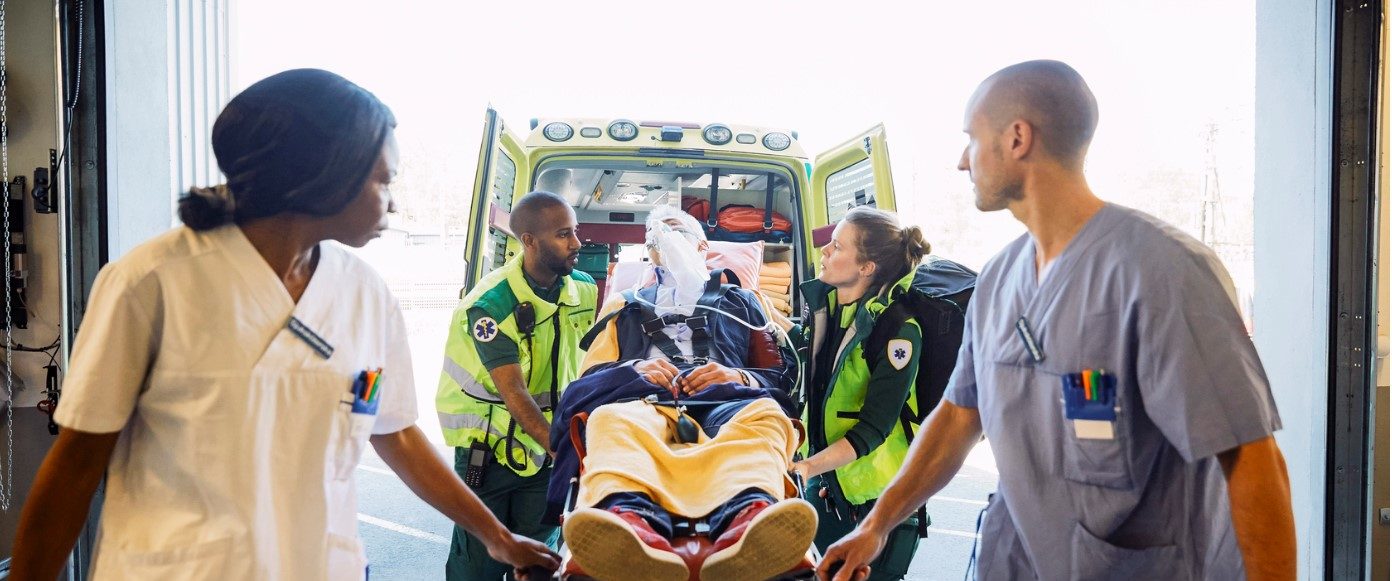En patient på bår kommer in vid ett ambulansintag