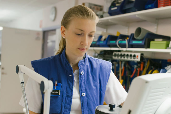 Sköterska hanterar en medicinteknisk produkt